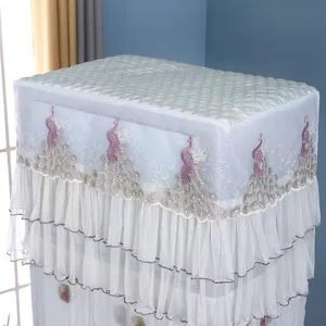Elegante copertura per condizionatore verticale con delicati volant in pizzo e ricamo di pavone.