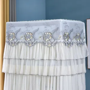 Copertura antipolvere per condizionatore verticale ricamata in pizzo, elegante design a rete.