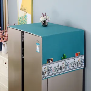 Housse anti-poussière pour réfrigérateur, couverture en tissu turquoise avec poches à fleurs.