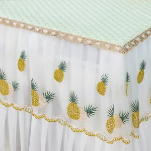 Vista di dettaglio della copertura antipolvere per lavatrice con ricamo di ananas e bordo in pizzo.