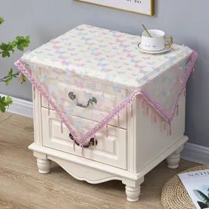 Encantadora funda antipolvo para mesita de noche con patrón de mariposas y encaje de cuentas.
