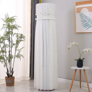 Copertura antipolvere per condizionatore cilindrico verticale in rete di pizzo bianco.