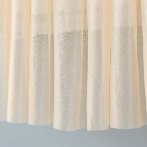 Vista dettagliata del tessuto a rete beige per copertura antipolvere, morbida e fine.