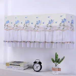 Gedetailleerd overzicht van de elegante kanten airconditioner stofhoes met fijn blauw bloemenborduurwerk.