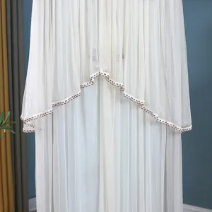 Primo piano della copertura antipolvere per condizionatore verticale bianco con ricamo marrone.
