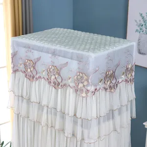 Vista dettagliata della copertura per condizionatore verticale in pizzo ricamato, decorazione domestica.
