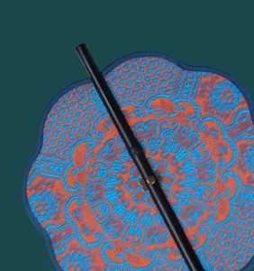 Detail mini Chinese vouw taillewaaier, blauw oranje geweven patroon met zwart bamboe handvat.