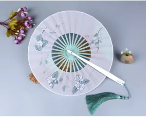 Λεπτομερής εικόνα παραδοσιακού κυκλικού πτυσσόμενου ανεμιστήρα με σχέδιο λουλουδιών.