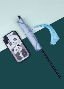 Mini opvouwbare bamboe waaier met blauwe stoffen hoes en fijne kwast voor dagelijks gebruik.