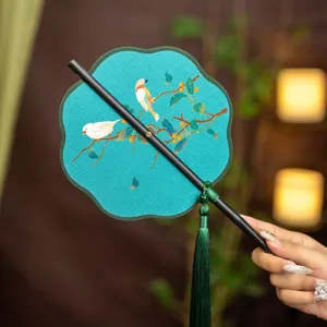 Traditionele Chinese geborduurde handwaaier met kwastje voor Hanfu-fotografie.