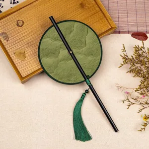 Traditionele Chinese ronde waaier met zwart handvat en mooie kwast voor Hanfu foto.