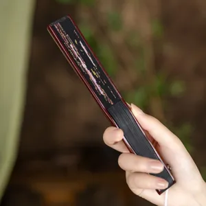 Ventaglio pieghevole in stile cinese vintage per foto Hanfu, elegante accessorio d'oro.