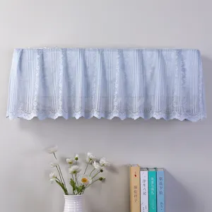 Copertura antipolvere per condizionatore in pizzo azzurro, elegante motivo floreale delicato.