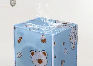 Vista detallada de la funda antipolvo impermeable para lavadora con diseño de osito.