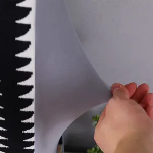 Vista dettagliata del tessuto elastico per testata, che mostra alta elasticità e morbidezza.