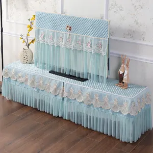 Copertura antipolvere per TV trapuntata in pizzo azzurro e runner per mobile eleganti.