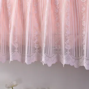 Copertura per condizionatore in pizzo rosa dettaglio con delicato motivo floreale righe.