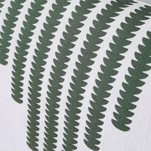 Dettaglio copri testata letto in ciniglia, tessuto con trama a foglia verde elegante.