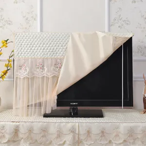 Vista dettagliata della copertura antipolvere per TV con pizzo elegante e ricami floreali.