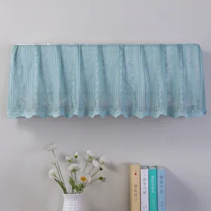 Copertura antipolvere per condizionatore in pizzo azzurro, elegante protezione murale.