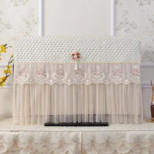 Elegante copertura antipolvere per TV in pizzo con motivo trapunto e ricamo floreale.