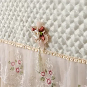 Elegante copertina antipolvere trapuntata per TV con ricamo in pizzo e decorazione con nappe.