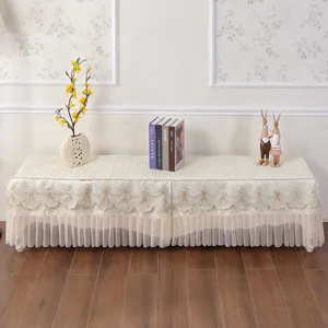 Elegante copertina antipolvere trapuntata per TV con bordo in pizzo e ricamo delicato.