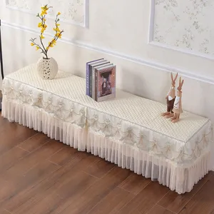 Copertura antipolvere TV in pizzo trapunto per casa, elegante protezione per schermo curvo.