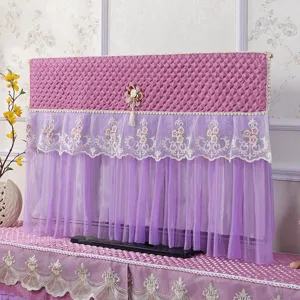 Dettaglio copri TV pizzo, schermo ricamato floreale viola, tessuto decorativo elegante.
