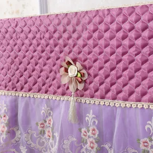 Copertura antipolvere per TV viola, trapuntata, orlo in pizzo ricamato e nappa floreale.