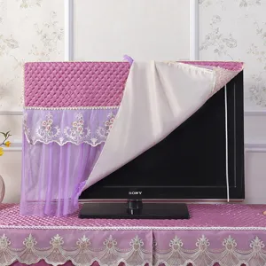 Vista dettagliata della copertura antipolvere TV in pizzo trapuntato viola, panno decorativo.