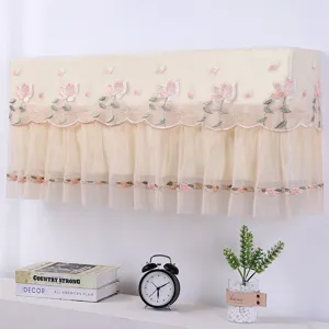 Beige wand-airconditioner stofdhoes met delicate bloemborduursels en kanten rand.