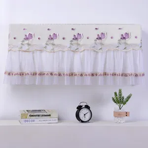 Decoratieve kanten airconditionerhoes met paarse bloemenborduurwerk voor wandunits.