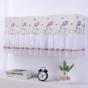 Witte geborduurde airco stofhoes met kanten bloemmekes en prachtig hangend ontwerp
