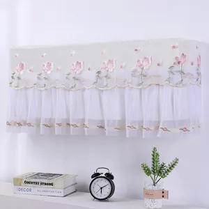 Gedetailleerd uitzicht op kanten geborduurde wandairconditioning stofhoes met bloemen.