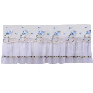 Witte transparante wandairco stusthoes met blauw bloemenborduurwerk en ruffles.