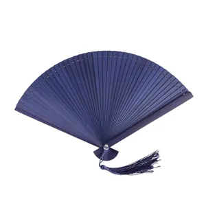 Abanico plegable de bambu azul oscuro con borla estilo chino tradicional de verano.