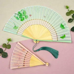 Ventilateur pliant traditionnel chinois avec ginkgo et fleurs, accessoire d'été élégant