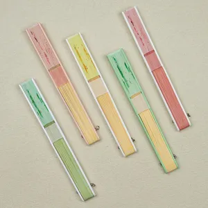 Éventail pliant de style chinois traditionnel, éventail à main en bambou coloré pour l'été.