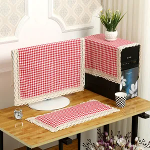 Detailansicht des rot-weißen karierten Computer-Staubschutz-Sets mit zarter Spitzenborte.