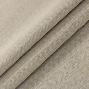 Nahaufnahme von hellbeige strukturierter Stoff mit weichen Falten und feiner Webart.