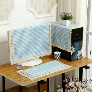 Blau-weiße Karo Computer Staubschutzhülle Set mit Spitzenbesatz für Monitor und Gehäuse.