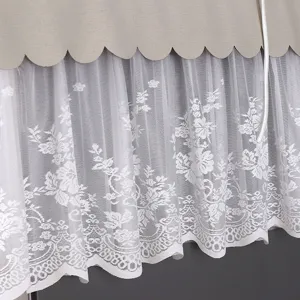 Detailansicht der Spitzen-Staubschutzhülle mit zarter Bogenkante und feinem Blumenmuster.