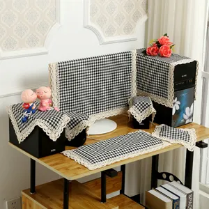 Schwarz-weiB kariertes Computer-Staubschutz-Set mit Spitzensaum fur Monitore und Tastaturen.