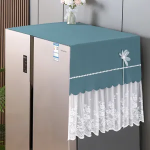 Hübsche Kühlschrank Staubschutzhülle in Blau mit weißem Spitzenrand und edlem Blumendekor.