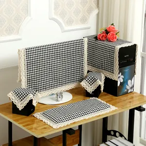 Schwarz-weiße karierte Computer-Staubschutzhülle mit zarter Spitzenborte für Büro und Zuhause.