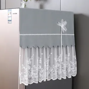 Grauer Stoff Kühlschrank Staubschutz Detail mit weißer Spitzenborte und eleganter Blumendeko.