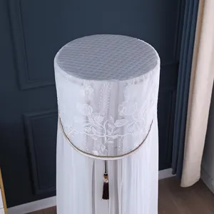 Copertura per condizionatore in pizzo bianco con parte superiore trapuntata e nappa.