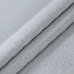 Detailansicht der grauen Staubschutzhaube Textur mit feinem Webmuster und weichem Material.