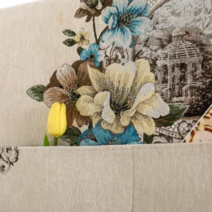 Primer plano del tejido vintage de la funda antipolvo con exquisita textura jacquard.